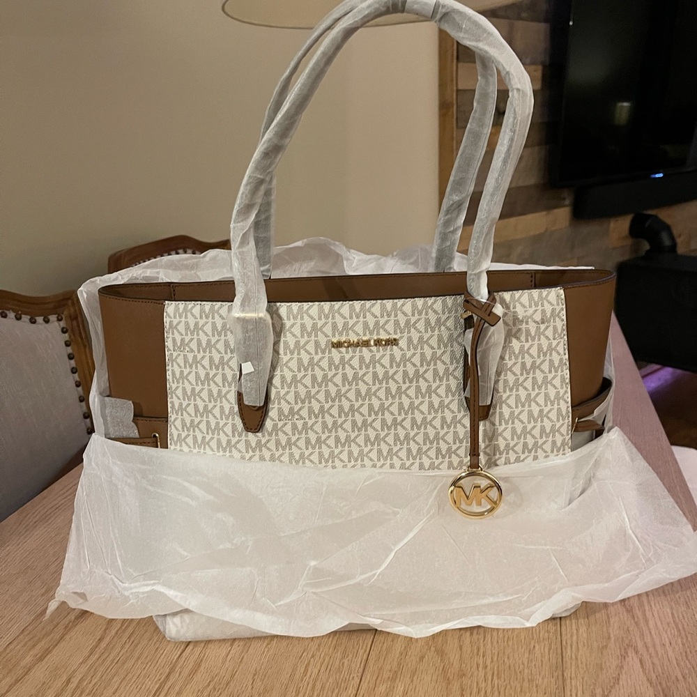 Michael Kors Large Gilly Tote Shoulder
Bag Vanilla